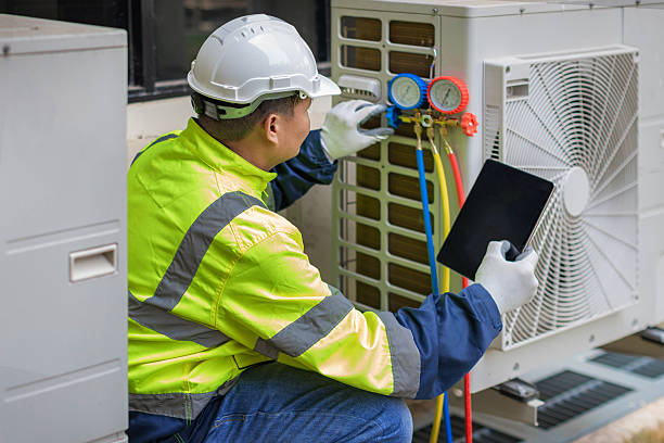 Professional Hvac technician working in Lowell, FL